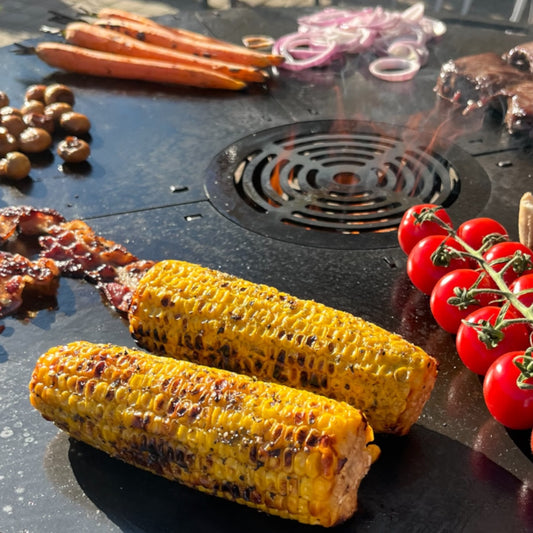 Perfekt gegrillte Maiskolben auf der FlamePlate